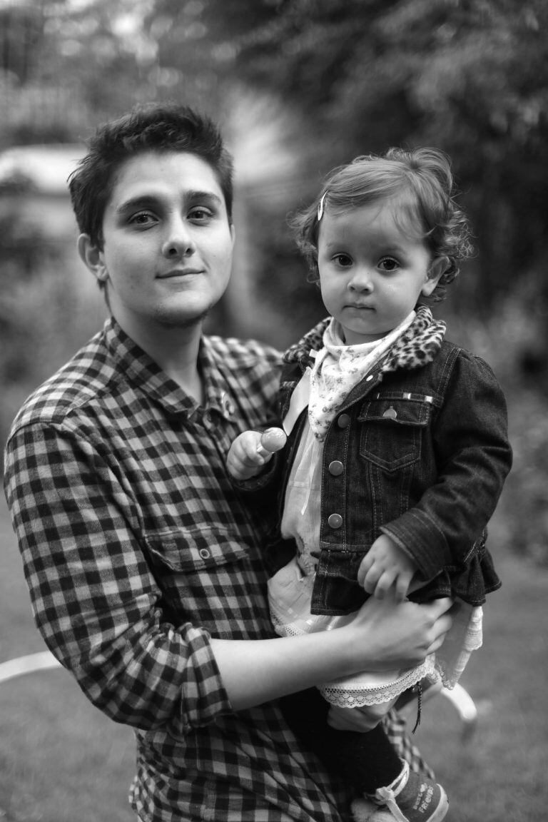 El joven junto a su hija.