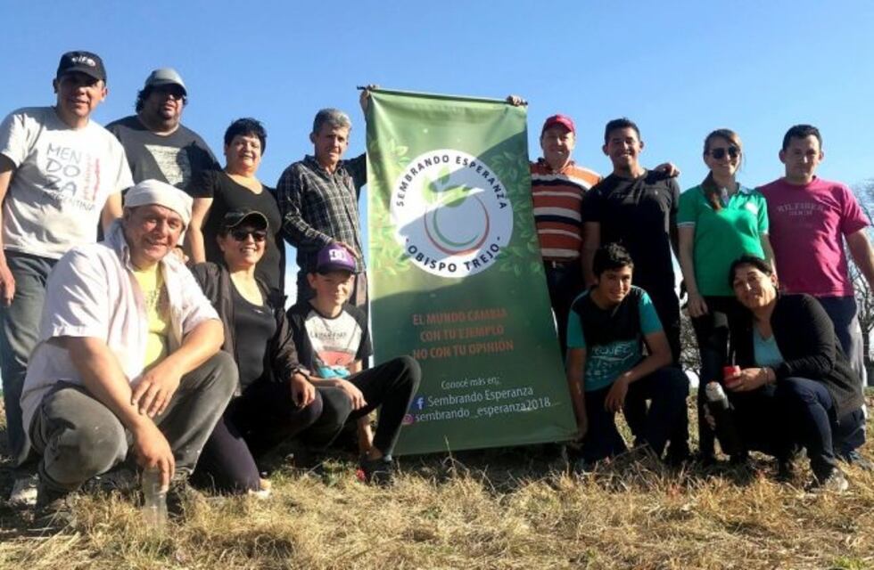 Unieron dos pueblos plantando más de mil algarrobos