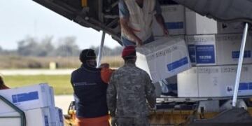 Insumos médicos enviados por la Nación a Resistencia, para su reenvío a Posadas y otras capitales provinciales\u002E (Télam Twitter)