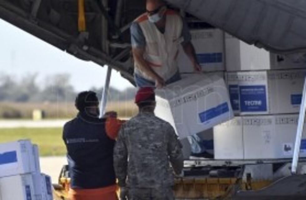 En un vuelo sanitario llegan respiradores e insumos para Misiones, descargados en la capital chaqueña