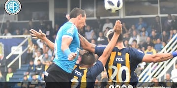 El goleador rosarino le dio mucho trabajo a Lema y a toda la defensa Celeste\u002E