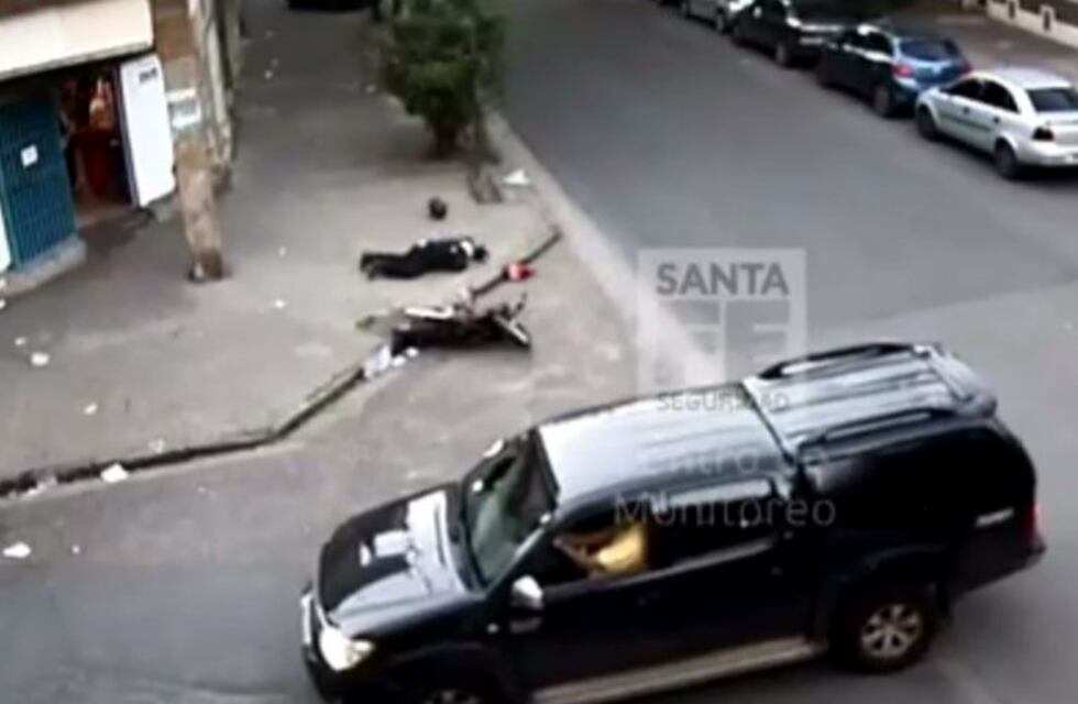 Motociclista "voló" tras chocar con una camioneta en Urquiza y Crespo