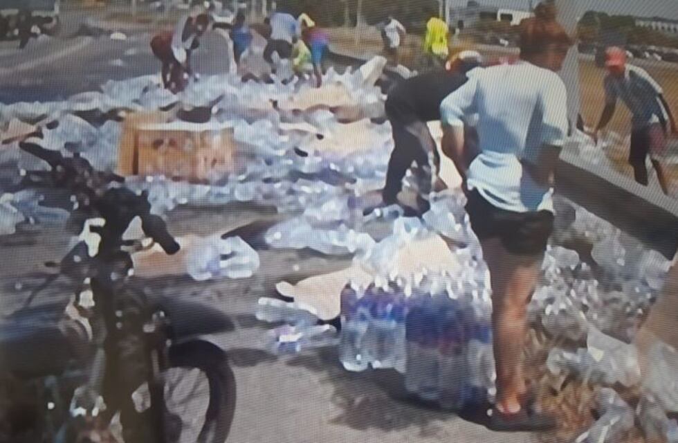 Corridas por un camión de agua mineral que volcó en la autopista y fue totalmente saqueado