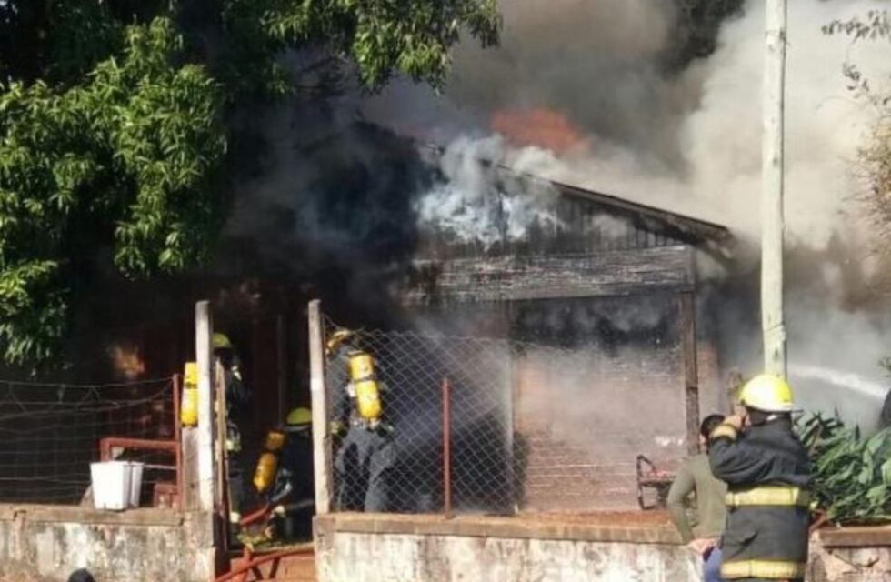 Bomberos de Alem salvaron la vida de un perrito atrapado en un incendio