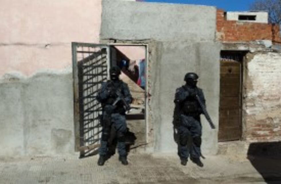 Por una denuncia anónima desbaratan "quiosco" de drogas a metros de una escuela