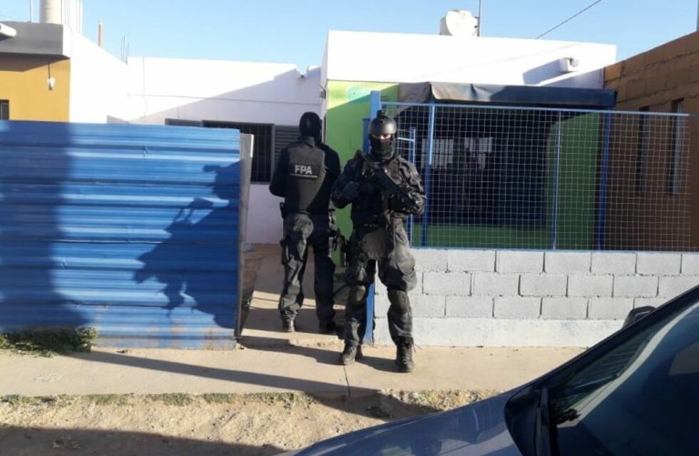 Detienen a una pareja que utilizaba a su hija para vender drogas