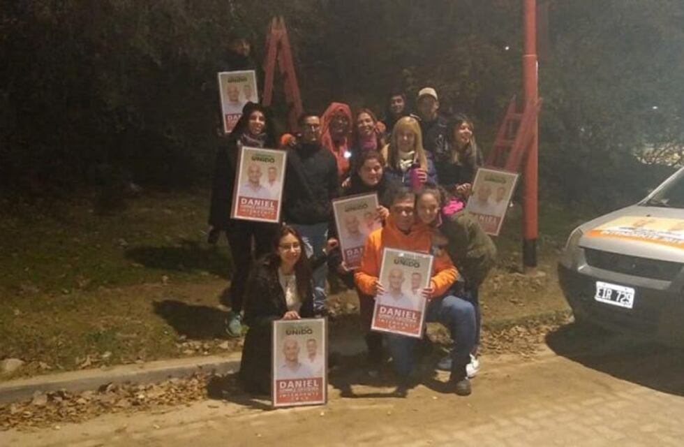 Carlos Paz Unido creó y repartió su propia cartelería por la ciudad