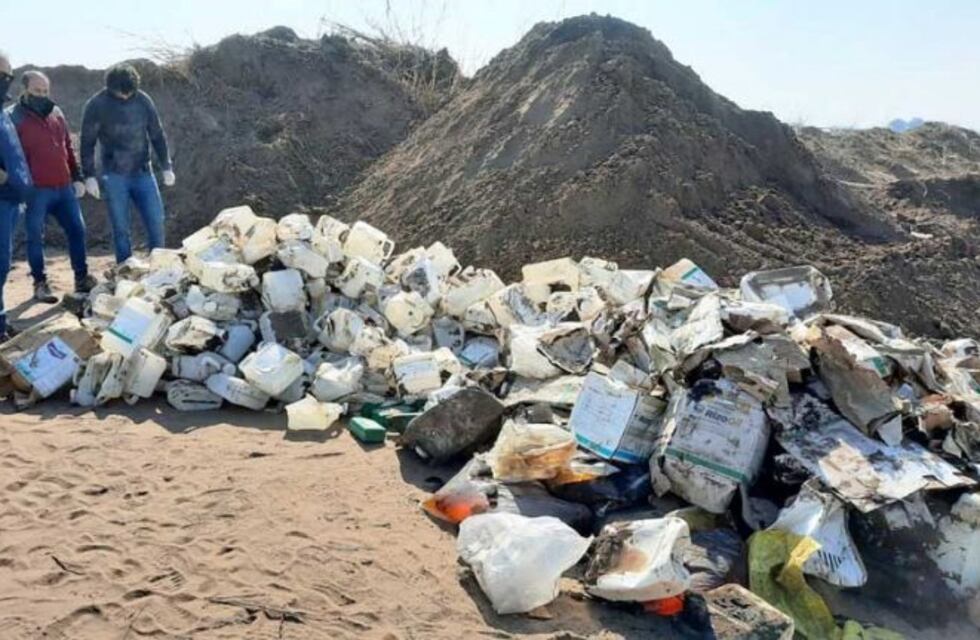 Encuentran en La Pampa una gran cantidad de bidones de agroquímicos enterrados