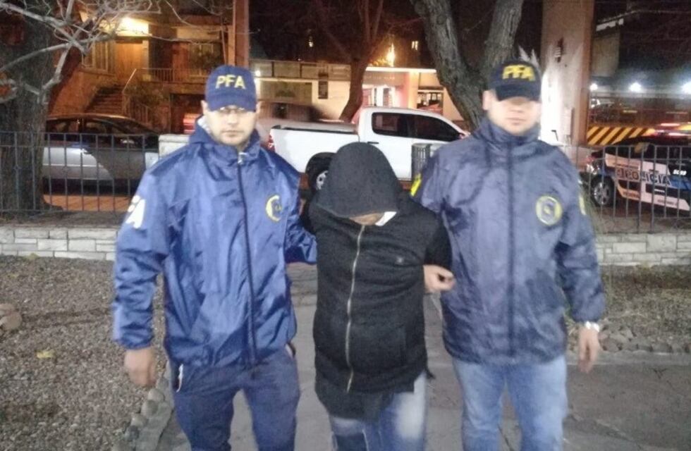 Detuvieron a un hombre con cocaína y más de $20 mil