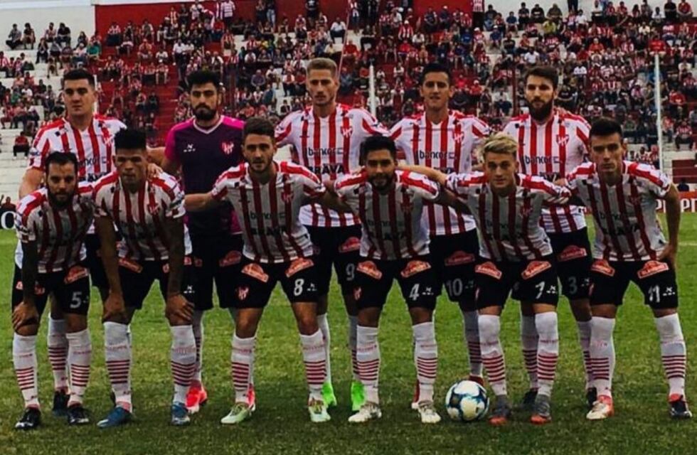 Instituto, con estreno de camiseta