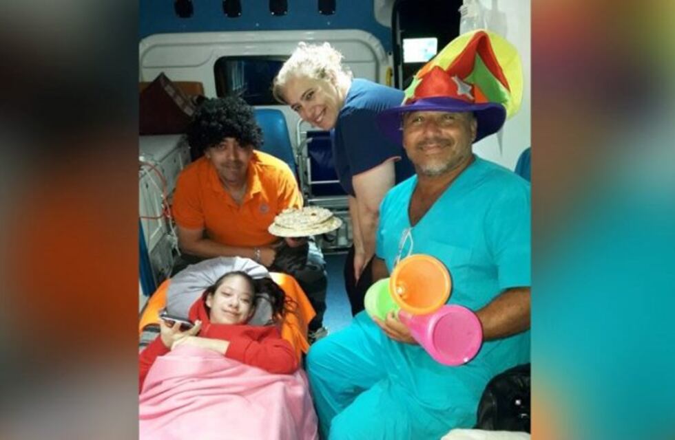 Trasladaban a una nena en ambulancia y pararon para festejarle el cumpleaños