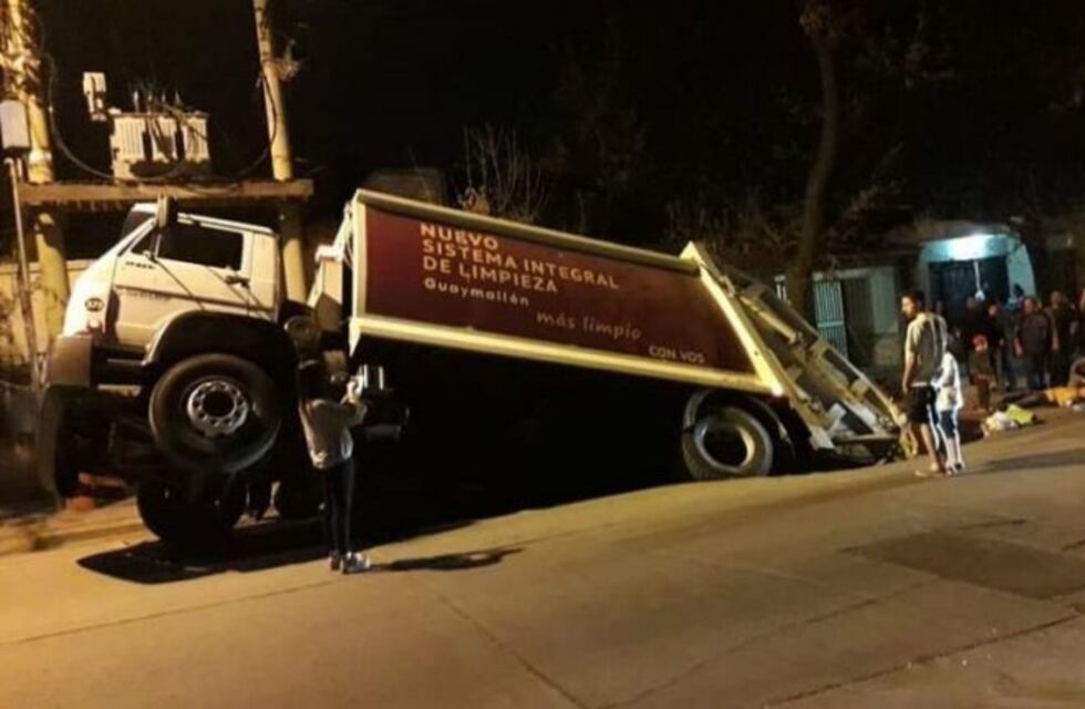 El pavimento cedió y un camión recolector de basura se cayó a un pozo