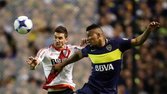 fecha de clasico clasicos superclasico super clasico rnrnBUENOS AIRES (ARGENTINA), 14/05/2017.- El jugador de Boca, Frank Fabra (d), disputa el balu00f3n con Lucas Alario (i), del River, durante un partido de la Liga Argentina entre Boca Juniors y River Plate hoy, domingo 14 de mayo de 2017, en el estadio de La Bombonera de la ciudad de Buenos Aires (Argentina). EFE/David Fernu00e1ndezrnrnrn cancha de boca juniors lucas alario Frank Fabra campeonato torneo primera division 2016 2017 futbol futbolistas partido boca juniors river plate