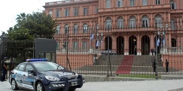 Detuvieron a una persona que intentó ingresar a Casa Rosada con un arma de fuego\u002E