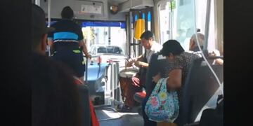 El gesto de un chofer de colectivos de Córdoba con una artista ciego\u002E