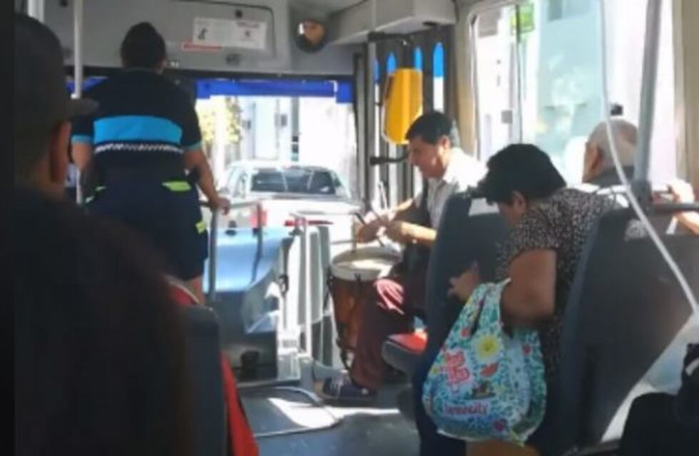 El conmovedor gesto de un chofer de colectivos con un artista ciego