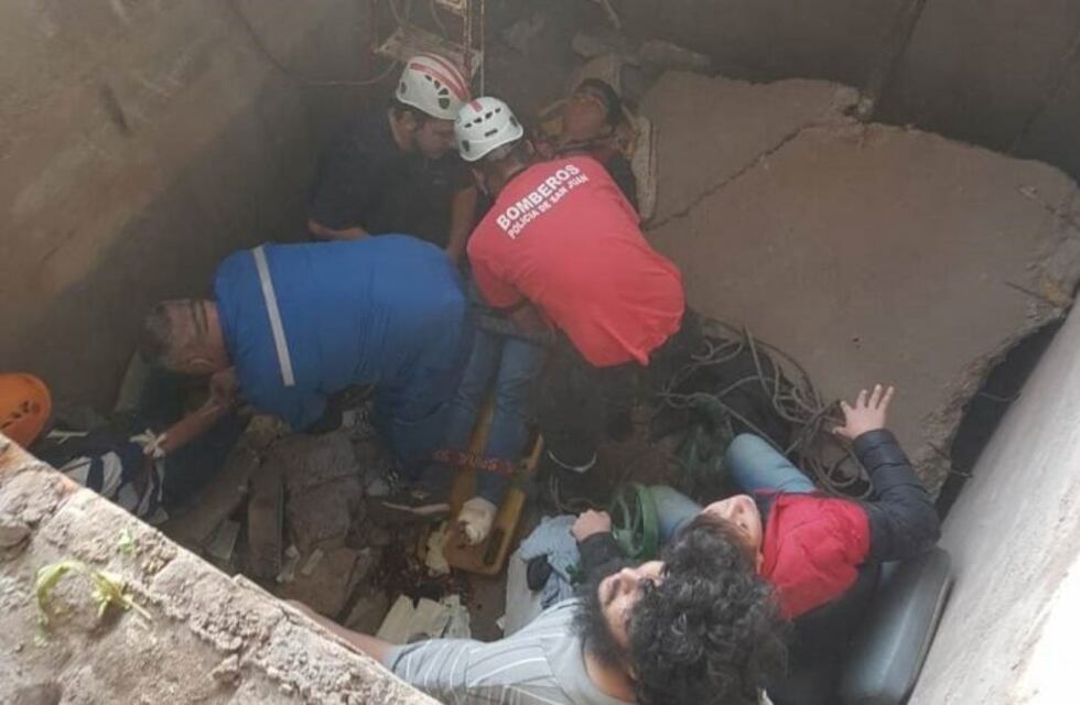 Se juntaron a rezar y cayeron a un pozo negro de tres metros