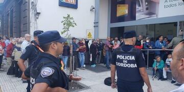Jubilados agolpados en la puerta del Banco de Santiago del Estero\u002E