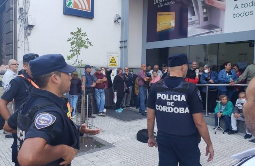 Los bancos están cerrados pero jubilados hicieron cola en Córdoba