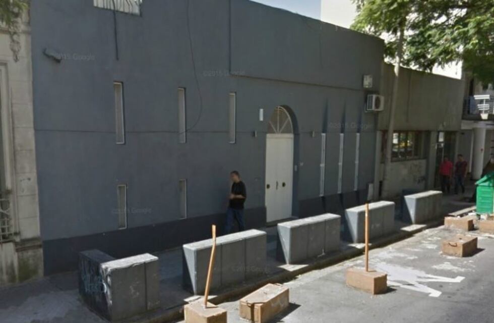 Dos bolsas de basura en la puerta de una sinagoga activaron un insólito operativo de la brigada de explosivos