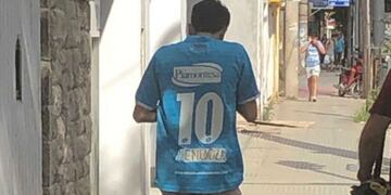 Un hincha le puso el nombre de Mendoza a la camiseta de Suárez\u002E