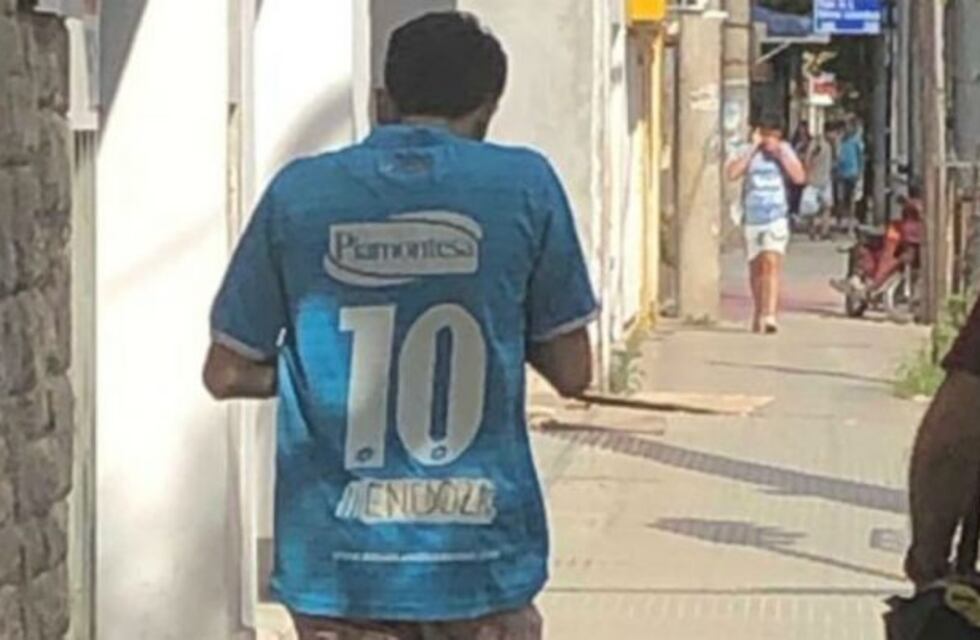 Mendoza le regalará su camiseta al hincha que tapó el nombre de Suárez