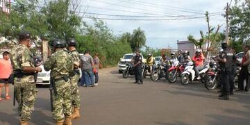 Puente Posadas-Encarnación del lado paraguayo, con custodia de fuerzas de seguridad debido a la protesta de paseros que cortan el tránsito\u002E (Misiones Online)