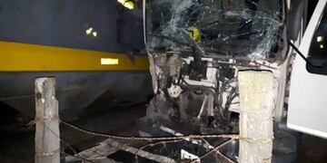 La cabina del Volvo quedó destrozada a raíz del impacto\u002E (Radio Jota)