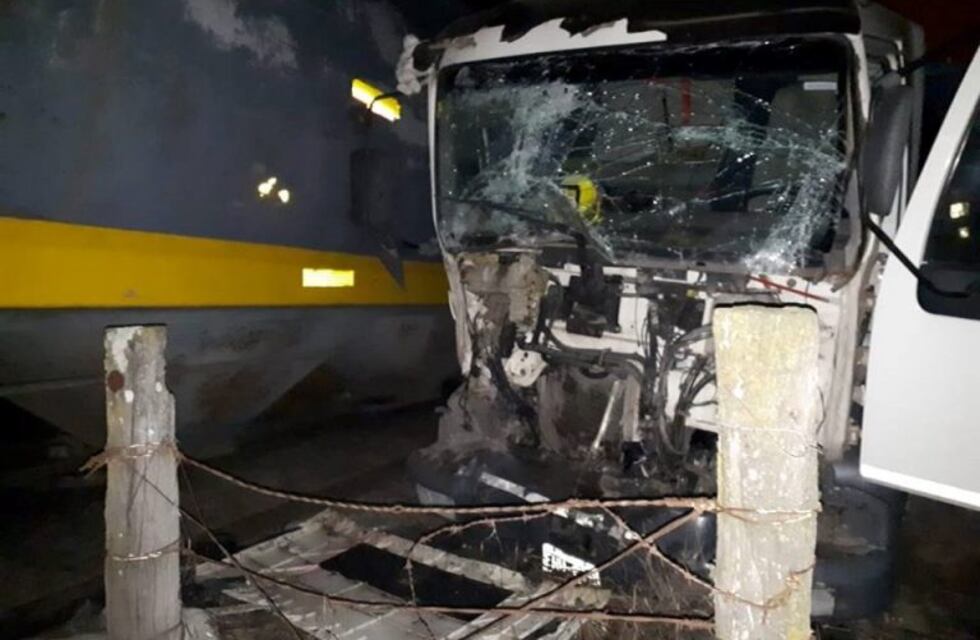Un camionero y sus dos hijos chocaron con un tren cerca de Venado Tuerto