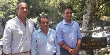 Juan Cabandié con el gobernador Oscar Herrera Ahuad y otro funcionario de la Nación\u002E (Misciones Online)