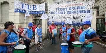 DYN04, LA PLATA, 28/03/2017, DOCENTES ESPERAN OFRECIMIENTO DE LA GOBERNACION SOBRE SUELDOS. FOTO:DYN/SALVADOR SANTIAGO. provincia de buenos aires la plata  conflicto docente en la provincia de buenos aires docentes esperan la decision del gobierno protest