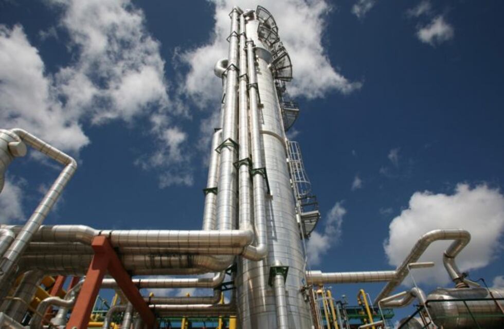 Pampa Energía anunció el cierre de su planta de etileno en San Lorenzo y ofrecerá 50 retiros