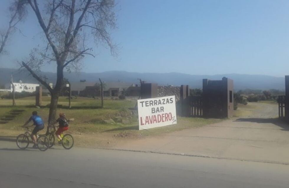 Cuarentena en Tucumán: transformaron un salón de fiestas en un lavadero de autos
