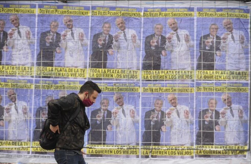 Buenos Aires amaneció empapelada con afiches contra Boca y River, en medio de su pelea con la AFA