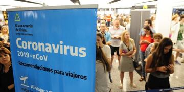 Controles en Ezeiza por conoravirus\u002E (crédito: Luciano Thierberger)