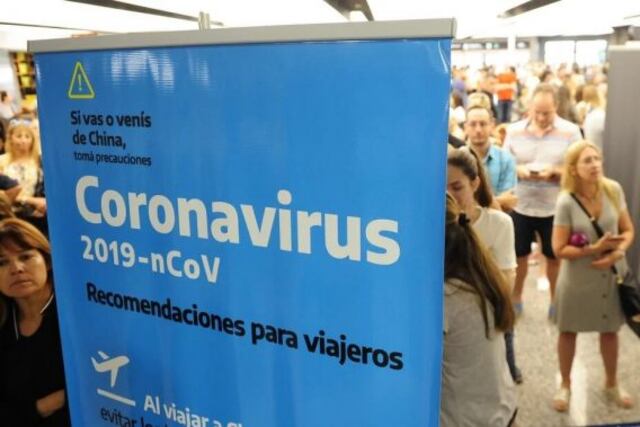 Controles en Ezeiza por conoravirus\u002E (crédito: Luciano Thierberger)