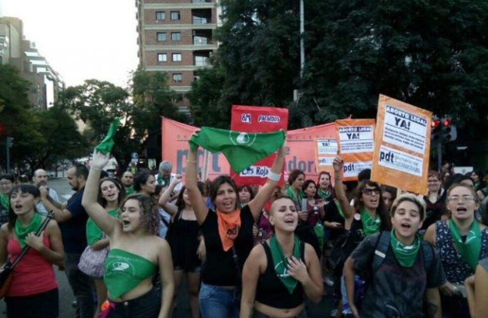 Pañuelazo por la despenalización del aborto frente a la Legislatura cordobesa
