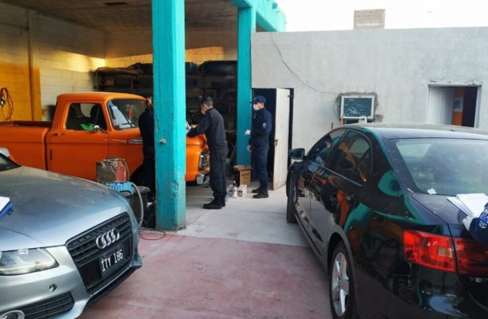 Se juntaron en un taller mecánico a tomar champagne: terminaron detenidos