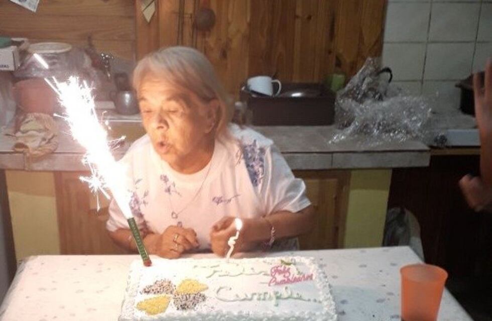 Para que no pase su cumple sola, los vecinos le organizaron una fiesta