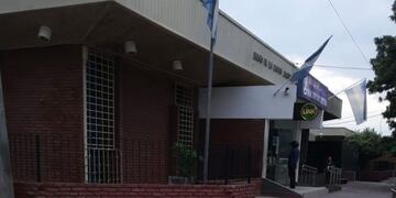 Castelli: para que respeten la distancia entre personas pintan círculos en los cajeros\u002E (Web)\u002E