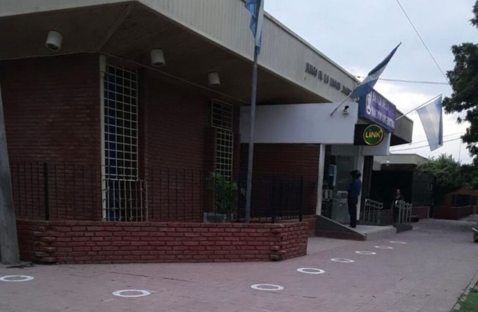 Castelli: para que respeten la distancia entre personas pintan círculos en los cajeros