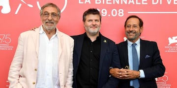 EPA6173\u002E VENECIA (ITALIA), 30/08/2018\u002E- El director argentino Gastón Duprat (c), y los actores argentinos Guillermo Francella (d) y Luis Brandoni (i) posan a su llegada a la proyección de la cinta ''Mi obra maestra'' durante el 75º Festival Internacional de Cine de Venecia (Italia) hoy, 30 de agosto de 2018\u002E El certamen se celebra del 29 de agosto al 8 de septiembre\u002E EFE/Ettore Ferrari