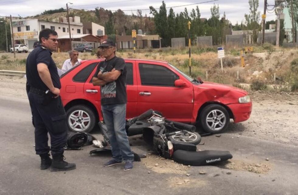 Un joven motociclista herido al ser chocado por un auto en Km 17