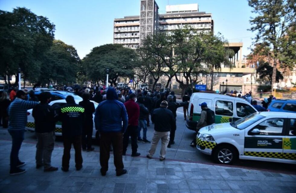 Inspectores municipales protestan por la quita de chapas con un "sirenazo"