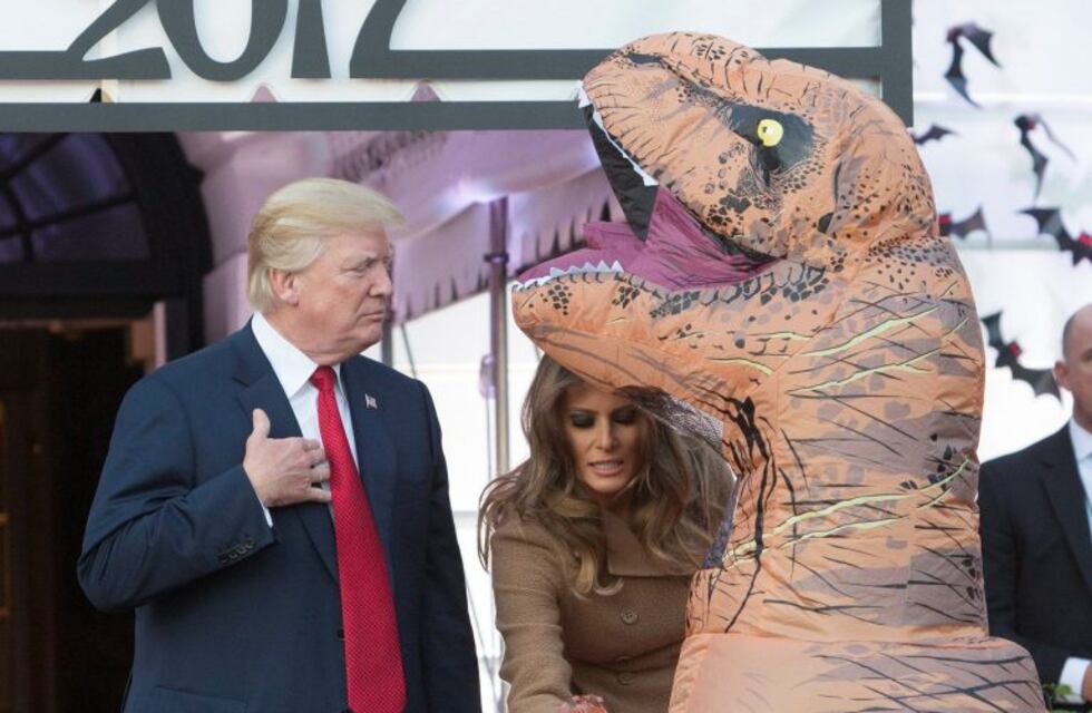 En pleno festejo de Hallowen, un tiranosaurio rex sorprendió a Donald Trump en la Casa Blanca
