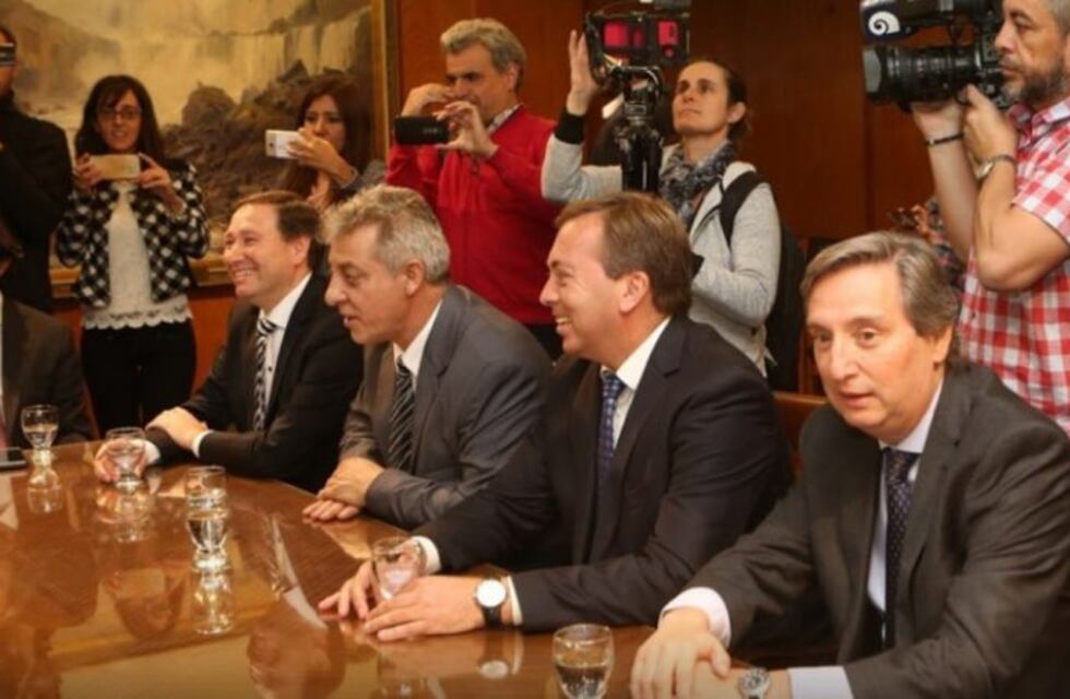 El Gobierno de Mendoza firmó el acuerdo con los intendentes