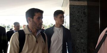 Footballer Camilo Mayada (L) and Lucas Martinez Quarta, of Argentine team River Plate, arrive at the Conmebol's headquarters in Luque, Paraguay, where they will testify in a doping case, on June 26, 2017\u002E / AFP PHOTO / Norberto DUARTE luque paraguay Camilo Mayada Lucas Martinez Quarta descargo por los casos de doping positivo jugadores de futbol del equipo river plate futbolistas declaracion ante la conmebol
