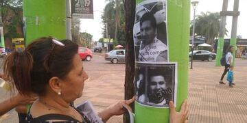 Familiares y amigo pegaron afiches con el rostro de Jonathan Da Silva\u002E