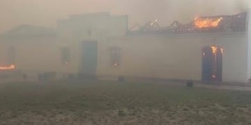 La réplica de la Casa de Tucumán, que se encuentra en la ciudad de La Punta, San Luis, está en llamas\u002E
