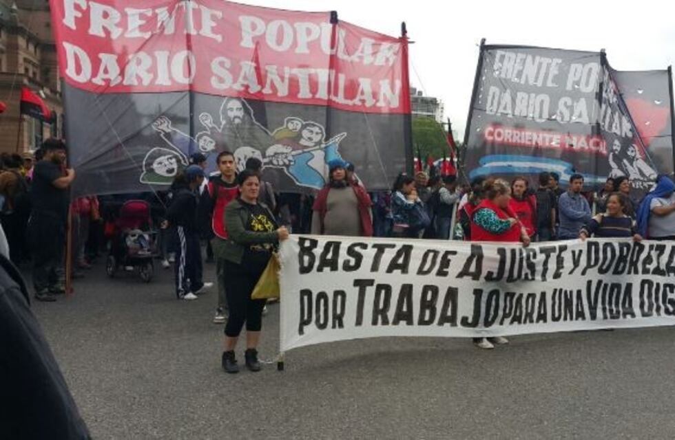 Manifestantes cortan la 9 de Julio en el Ministerio de Desarrollo Social reclamando la nacionalización del programa Argentina Trabaja